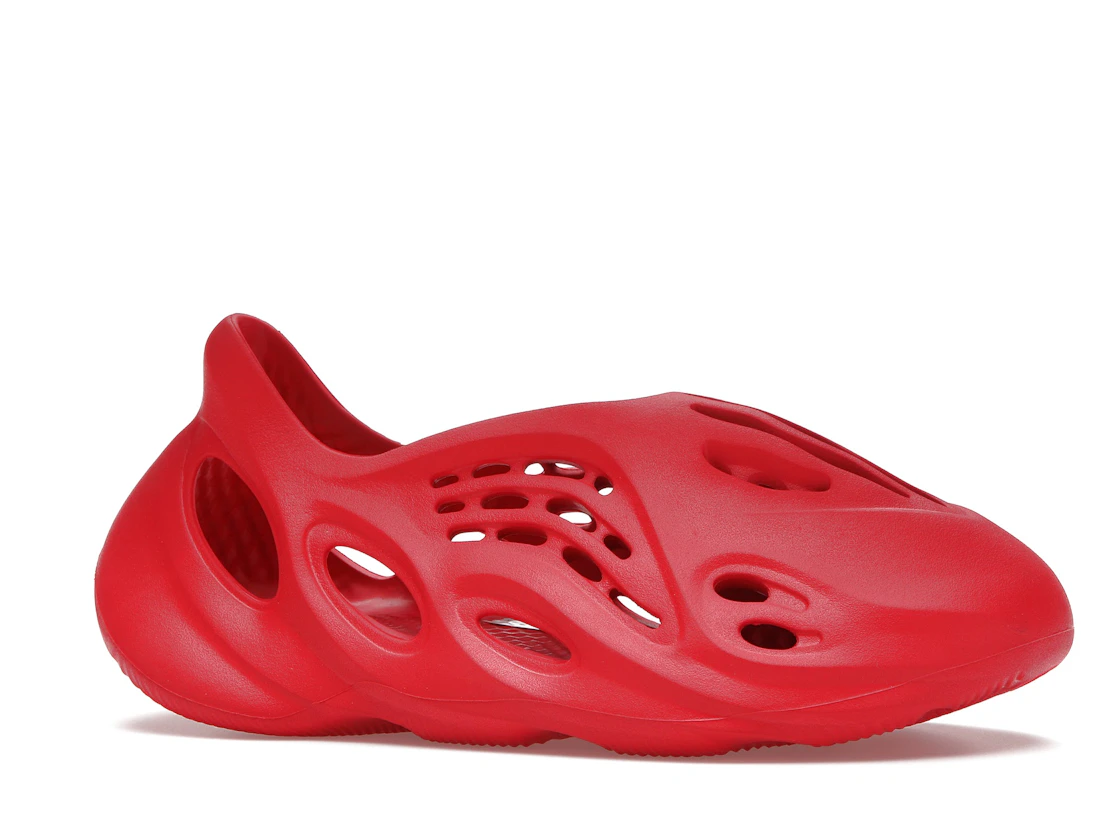 Vue 3 de adidas Yeezy Foam RNNR Vermillion