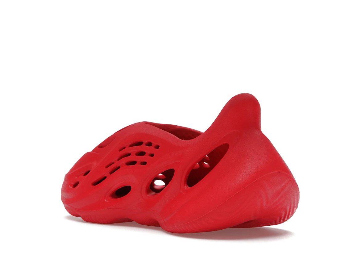 Vue 24 de adidas Yeezy Foam RNNR Vermillion