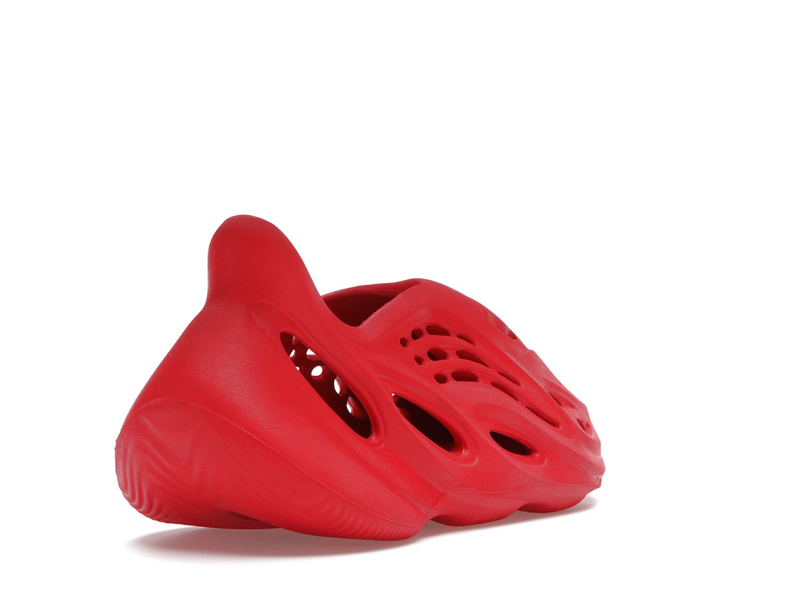Vue 31 de adidas Yeezy Foam RNNR Vermillion