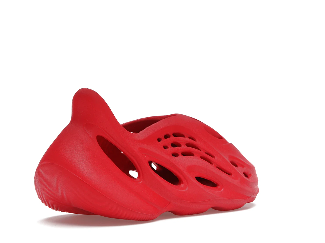 Vue 32 de adidas Yeezy Foam RNNR Vermillion